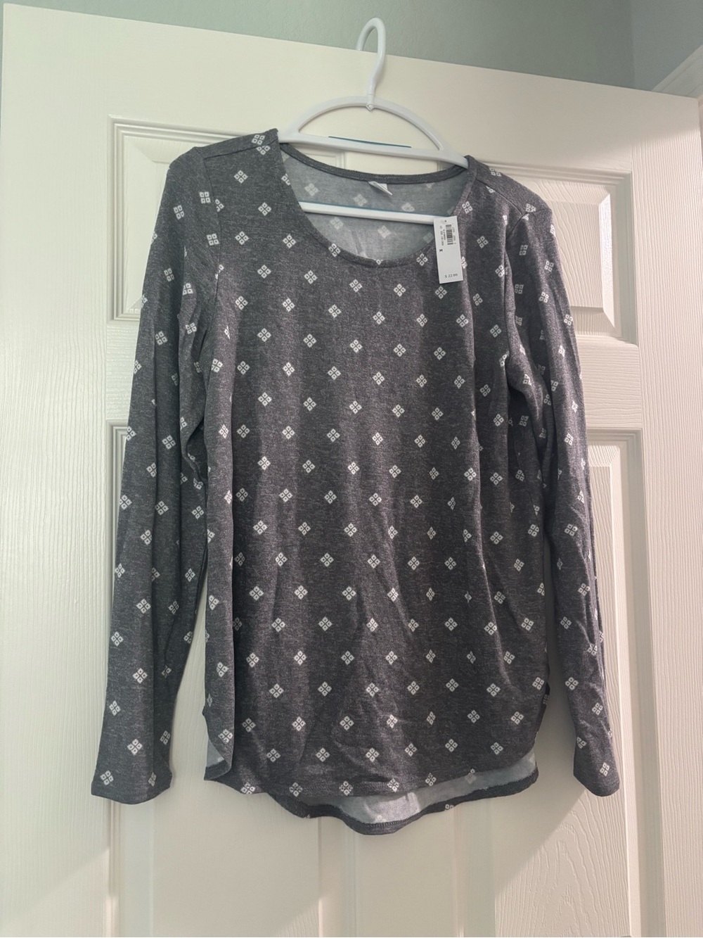 Old Navy Gray Long-Sleeve Scoop Neck Top with White Diamond Print